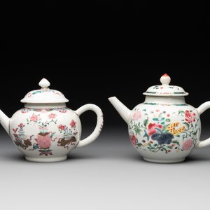 Two Chinese famille rose teapots and covers, Qianlong — photo 1
