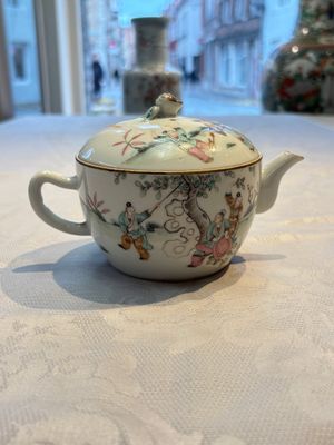 Two Chinese famille rose teapots and covers, signed Yun Xuan Shi 雲軒氏, Guanyao and Tongzhi mark, dated 1888, 19th C. — photo 1