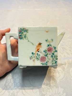 Two Chinese famille rose teapots and covers, signed Yun Xuan Shi 雲軒氏, Guanyao and Tongzhi mark, dated 1888, 19th C. — photo 11