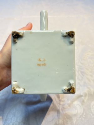 Two Chinese famille rose teapots and covers, signed Yun Xuan Shi 雲軒氏, Guanyao and Tongzhi mark, dated 1888, 19th C. — photo 16
