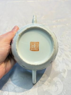 Two Chinese famille rose teapots and covers, signed Yun Xuan Shi 雲軒氏, Guanyao and Tongzhi mark, dated 1888, 19th C. — photo 7