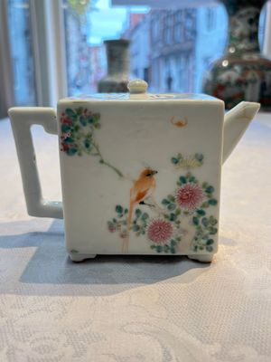 Two Chinese famille rose teapots and covers, signed Yun Xuan Shi 雲軒氏, Guanyao and Tongzhi mark, dated 1888, 19th C. — photo 10