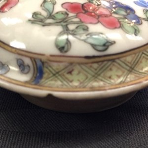 Two Chinese famille rose teapots and covers, Yongzheng/Qianlong — photo 5