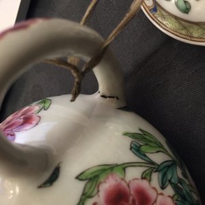 Two Chinese famille rose teapots and covers, Yongzheng/Qianlong — photo 6