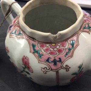 Two Chinese famille rose teapots and covers, Yongzheng/Qianlong — photo 7