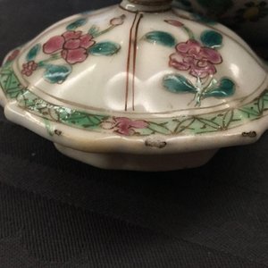 Two Chinese famille rose teapots and covers, Yongzheng/Qianlong — photo 8