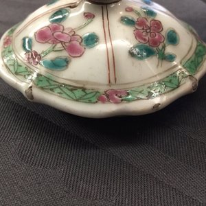Two Chinese famille rose teapots and covers, Yongzheng/Qianlong — photo 9
