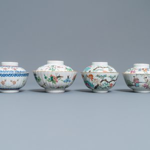 Two Chinese famille rose teapots and four covered bowls on stands, 19th C. — photo 3