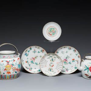 Two Chinese famille rose teapots and four small plates, 19th C. — photo 1