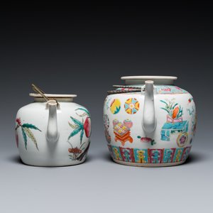 Two Chinese famille rose teapots and four small plates, 19th C. — photo 5