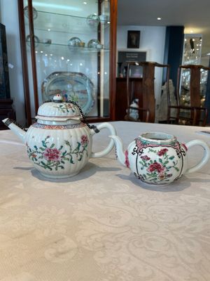 Two Chinese famille rose teapots, ten cups and nine saucers, Qianlong — photo 1