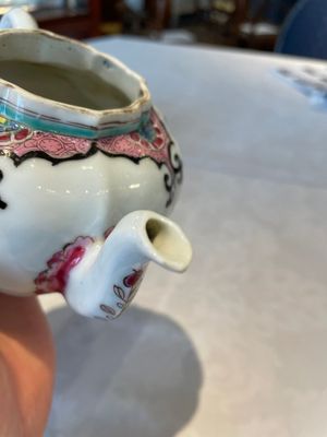 Two Chinese famille rose teapots, ten cups and nine saucers, Qianlong — photo 4