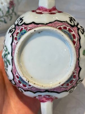 Two Chinese famille rose teapots, ten cups and nine saucers, Qianlong — photo 5