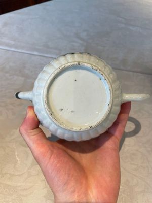 Two Chinese famille rose teapots, ten cups and nine saucers, Qianlong — photo 6