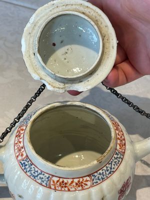 Two Chinese famille rose teapots, ten cups and nine saucers, Qianlong — photo 8