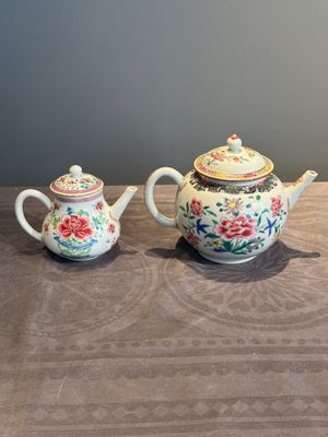 Two Chinese famille rose teapots with floral design, Yongzheng/Qianlong — photo 1