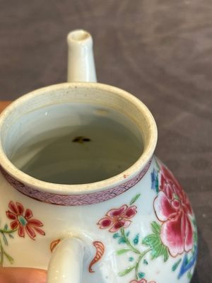 Two Chinese famille rose teapots with floral design, Yongzheng/Qianlong — photo 11