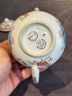 Two Chinese famille rose teapots with floral design, Yongzheng/Qianlong — photo 12