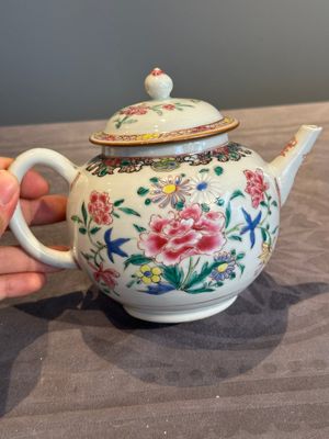 Two Chinese famille rose teapots with floral design, Yongzheng/Qianlong — photo 13