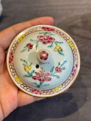 Two Chinese famille rose teapots with floral design, Yongzheng/Qianlong — photo 14