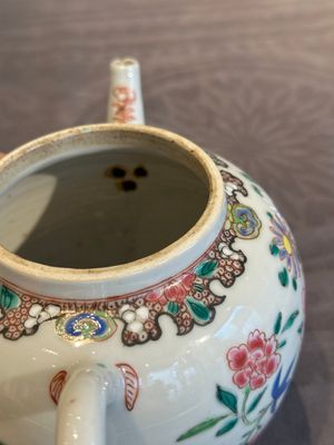 Two Chinese famille rose teapots with floral design, Yongzheng/Qianlong — photo 16