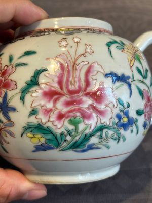 Two Chinese famille rose teapots with floral design, Yongzheng/Qianlong — photo 17