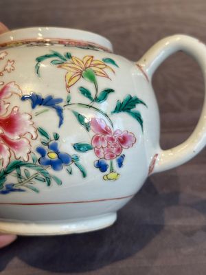 Two Chinese famille rose teapots with floral design, Yongzheng/Qianlong — photo 18