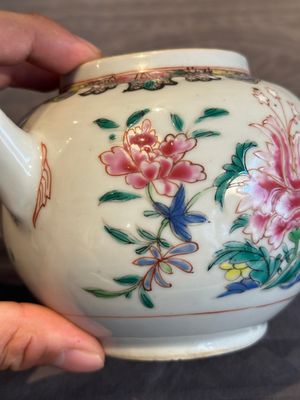 Two Chinese famille rose teapots with floral design, Yongzheng/Qianlong — photo 19