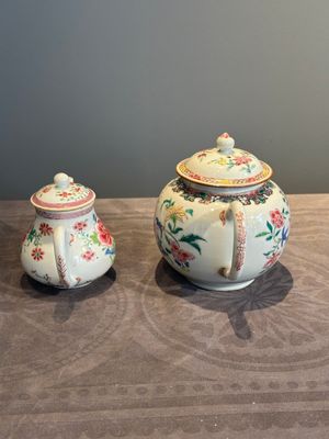 Two Chinese famille rose teapots with floral design, Yongzheng/Qianlong — photo 2