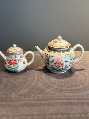 Two Chinese famille rose teapots with floral design, Yongzheng/Qianlong — photo 3