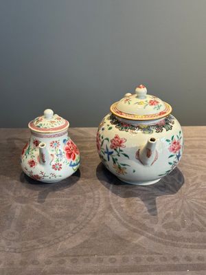 Two Chinese famille rose teapots with floral design, Yongzheng/Qianlong — photo 4