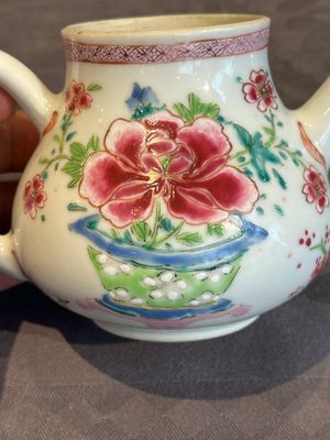 Two Chinese famille rose teapots with floral design, Yongzheng/Qianlong — photo 7