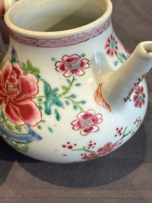 Two Chinese famille rose teapots with floral design, Yongzheng/Qianlong — photo 8