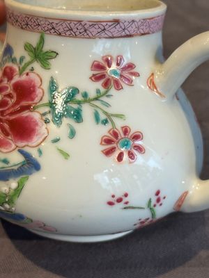 Two Chinese famille rose teapots with floral design, Yongzheng/Qianlong — photo 9