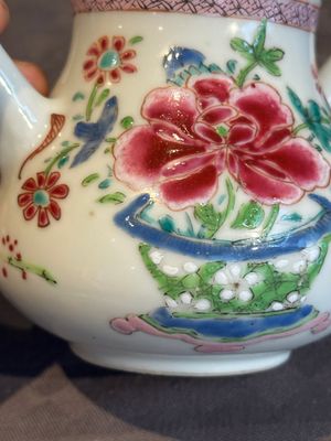 Two Chinese famille rose teapots with floral design, Yongzheng/Qianlong — photo 10