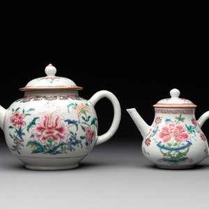 Two Chinese famille rose teapots with floral design, Yongzheng/Qianlong — photo 1