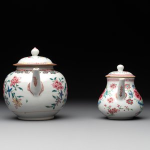 Two Chinese famille rose teapots with floral design, Yongzheng/Qianlong — photo 2