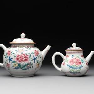 Two Chinese famille rose teapots with floral design, Yongzheng/Qianlong — photo 3