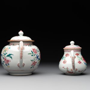 Two Chinese famille rose teapots with floral design, Yongzheng/Qianlong — photo 4