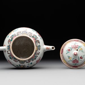 Two Chinese famille rose teapots with floral design, Yongzheng/Qianlong — photo 5