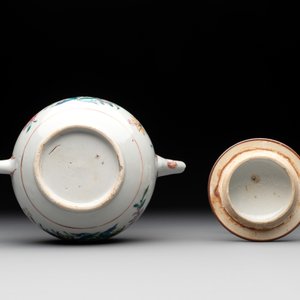 Two Chinese famille rose teapots with floral design, Yongzheng/Qianlong — photo 6
