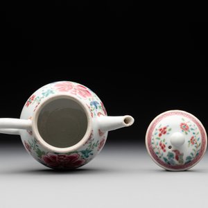 Two Chinese famille rose teapots with floral design, Yongzheng/Qianlong — photo 7