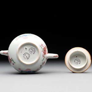 Two Chinese famille rose teapots with floral design, Yongzheng/Qianlong — photo 8