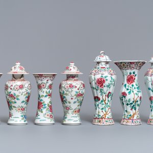 Two Chinese famille rose vase garnitures, Qianlong and 19th C. — 照片 3