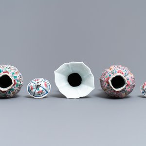 Two Chinese famille rose vase garnitures, Qianlong and 19th C. — 照片 5