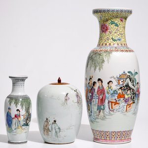 Two Chinese famille rose vases, a ginger jar and a plate, 19/20th C. — 照片 3