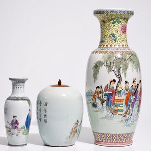 Two Chinese famille rose vases, a ginger jar and a plate, 19/20th C. — 照片 4