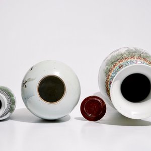 Two Chinese famille rose vases, a ginger jar and a plate, 19/20th C. — 照片 8