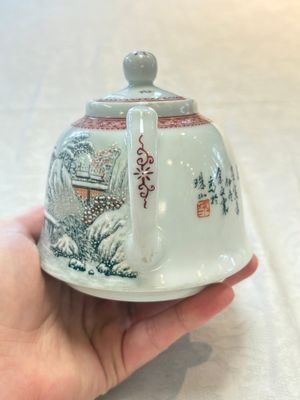 Two Chinese famille rose vases and a covered teapot, Yongzheng and Qianlong mark, signed Yu Wenhuan 余文環, 20th C. — photo 2