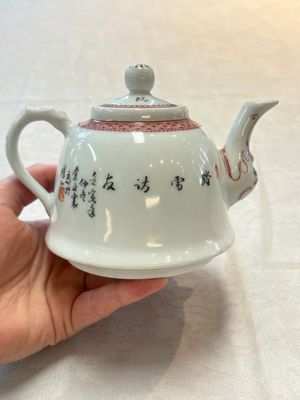 Two Chinese famille rose vases and a covered teapot, Yongzheng and Qianlong mark, signed Yu Wenhuan 余文環, 20th C. — photo 3